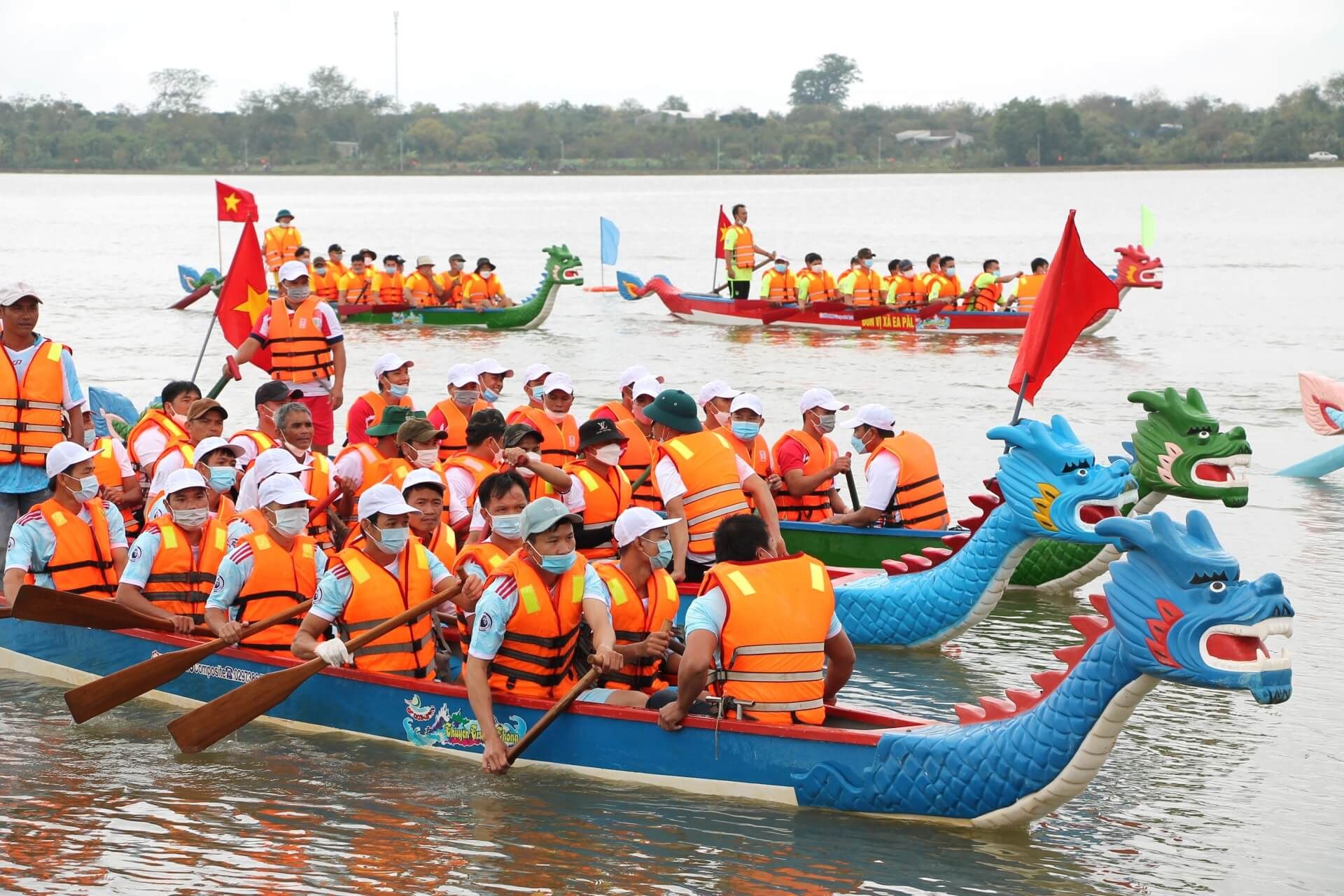 Lễ hội đua thuyền truyền thống trên sông Gò Bồi