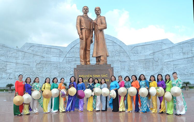 Viếng thăm tượng đài Nguyễn Sinh Sắc - Nguyễn Tất Thành