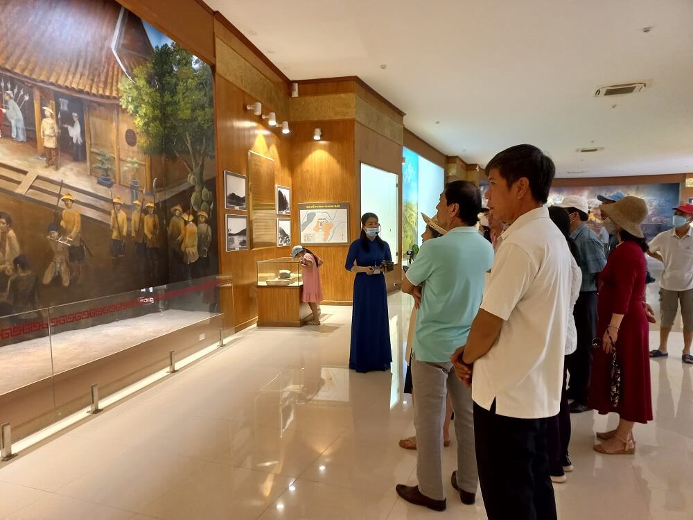 Phòng trưng bày hiện vật tại Bảo tàng Quang Trung